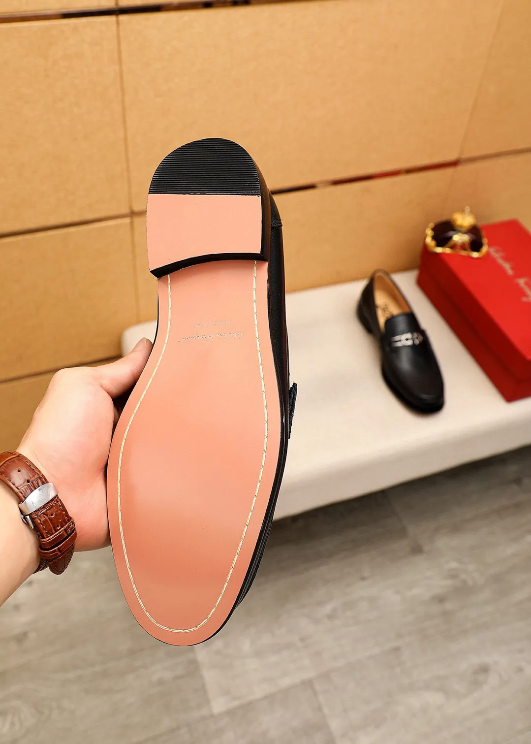 Men's shoes 💰442 💐 Product trademark: Ferragamo "Ferragamo" casual leather shoes Regular size: 38-44 (45.46🉑️customized) Product materials: Selected imported first-layer calfskin upper + original hardware buckle, imported water-dyed cow leather lining. Strong three-dimensional visual effect, combined outsole Color: 1⃣️color optional